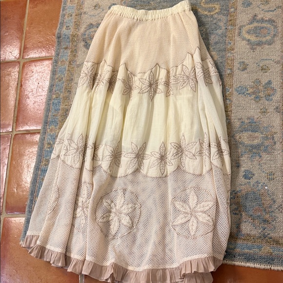 Elegant Cream Floral Embroidered Skirt - Picture 3 of 4